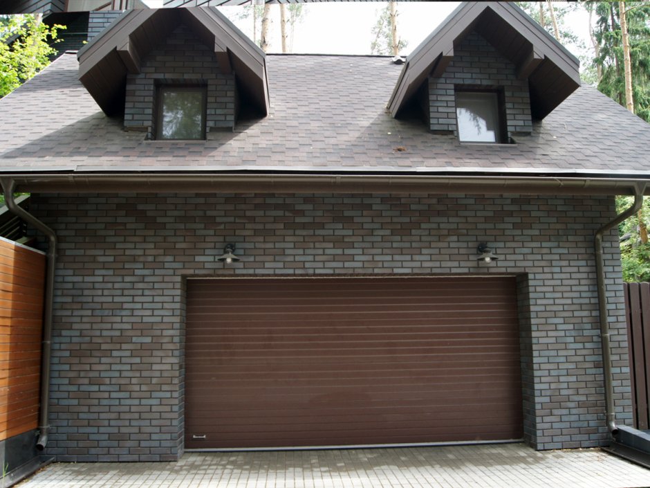 Красивый гараж из кирпича