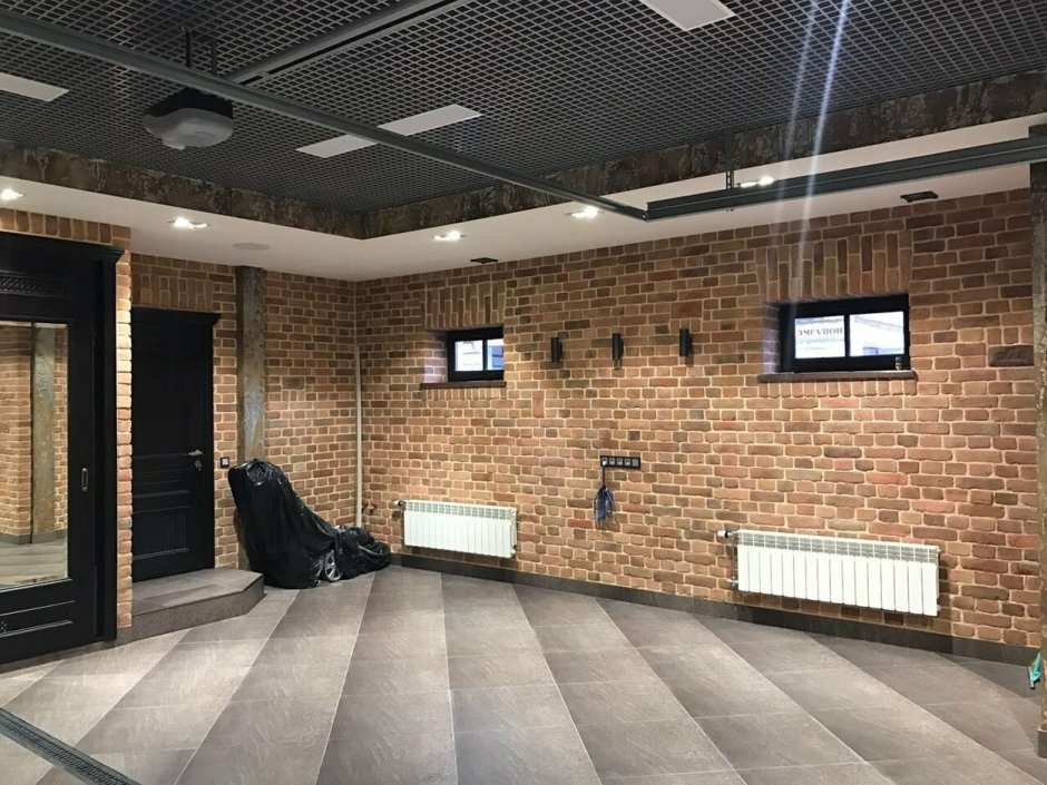 Машина в гараже