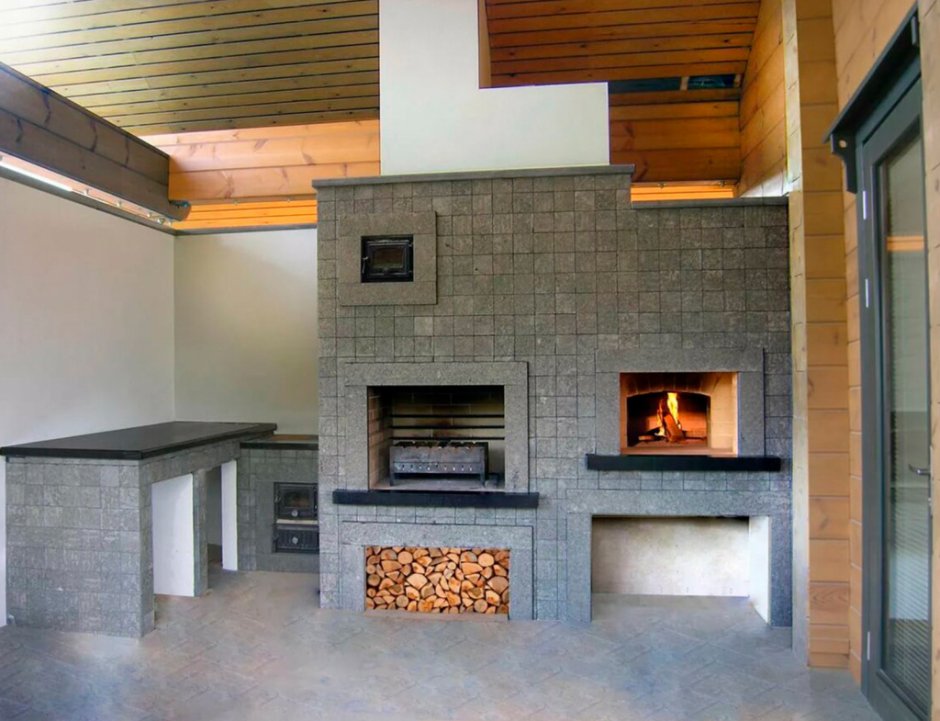 Мангальная зона с камином на веранде