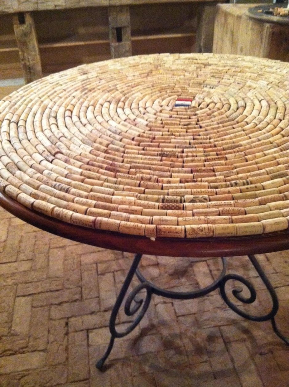 Столик из пробок