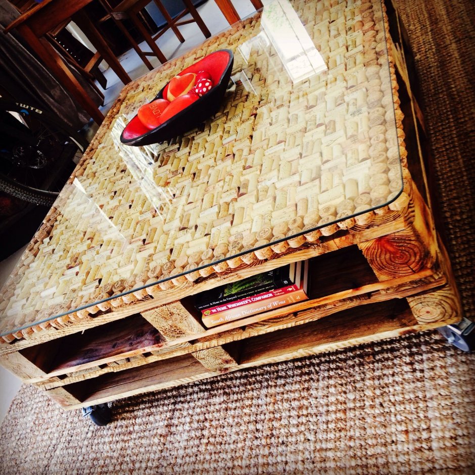 Столик из винных пробок