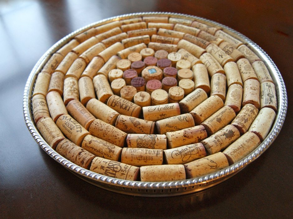 Поднос из пробок от вина