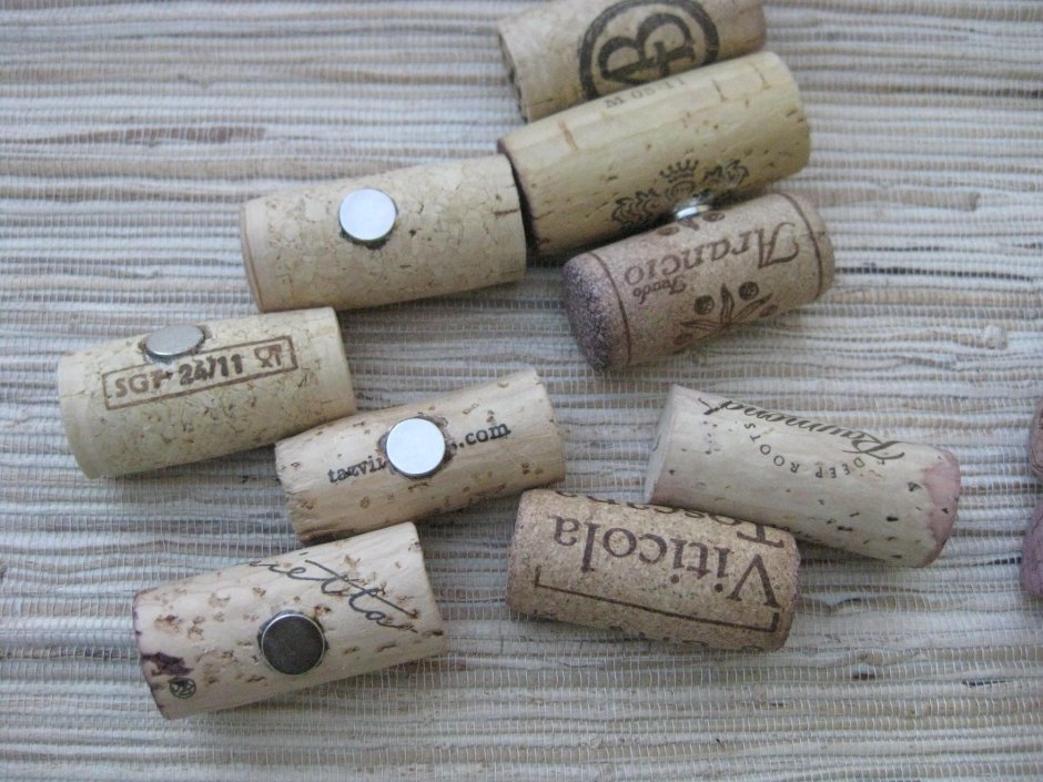 Магниты из винных пробок