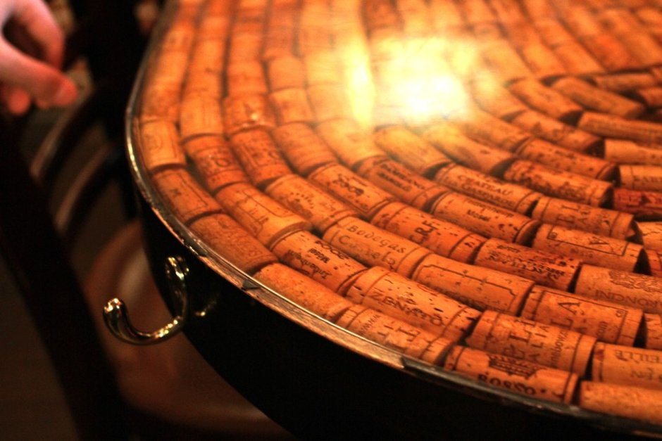 Стол из пробок от вина упс