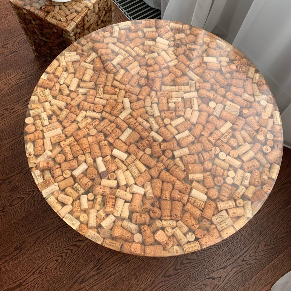 Столик из пробок