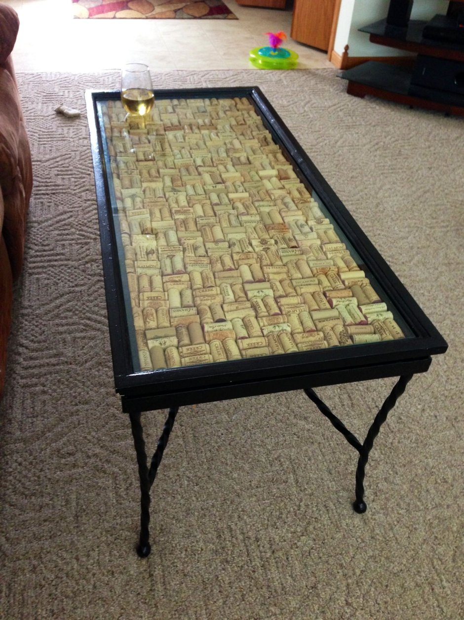 Журнальный столик с винными пробками