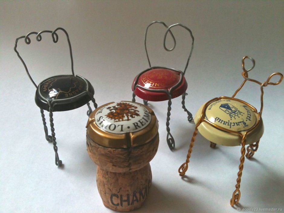 Стул из пробки от шампанского