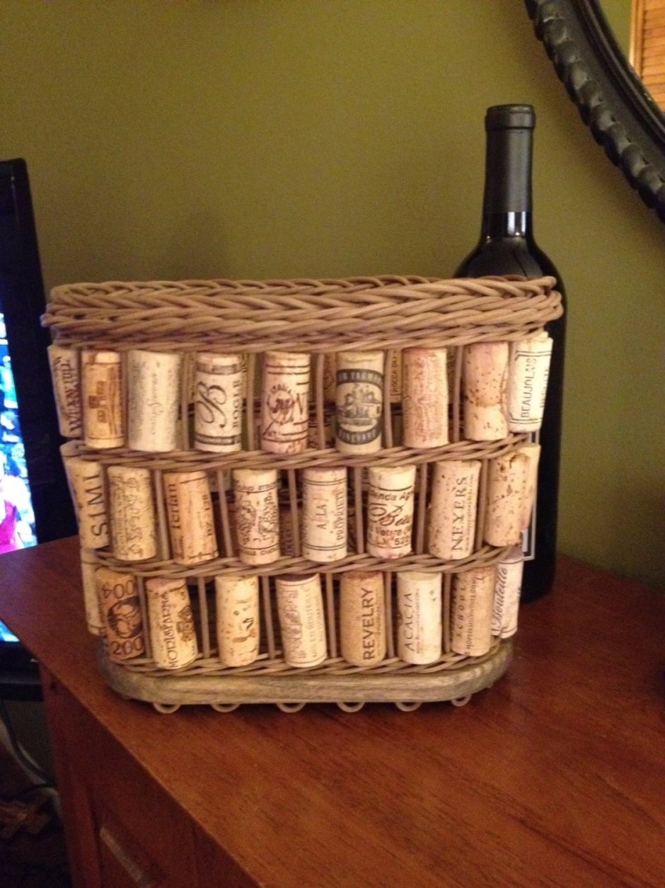 Корзинка из винных пробок