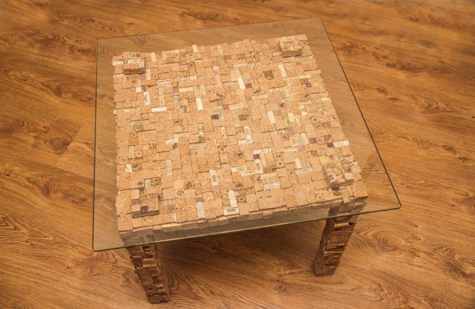 Столик из винных пробок