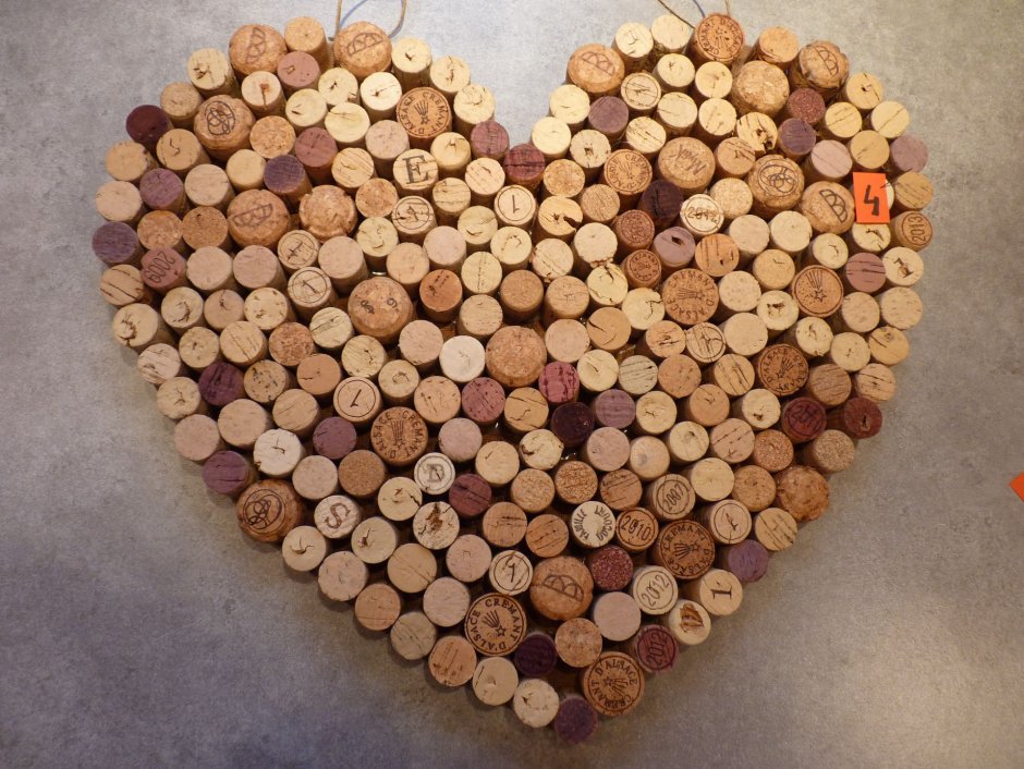 Украшение из деревянных пробок