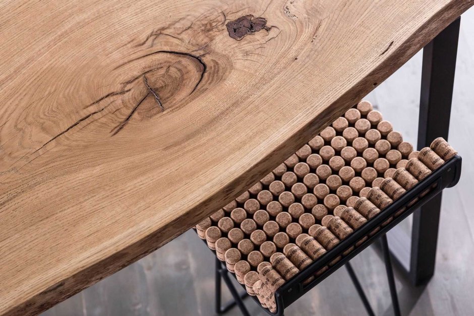 Столик из винных пробок