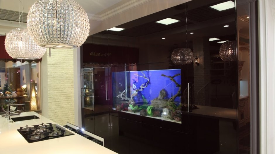 Камин и телевизор в интерьере гостиной