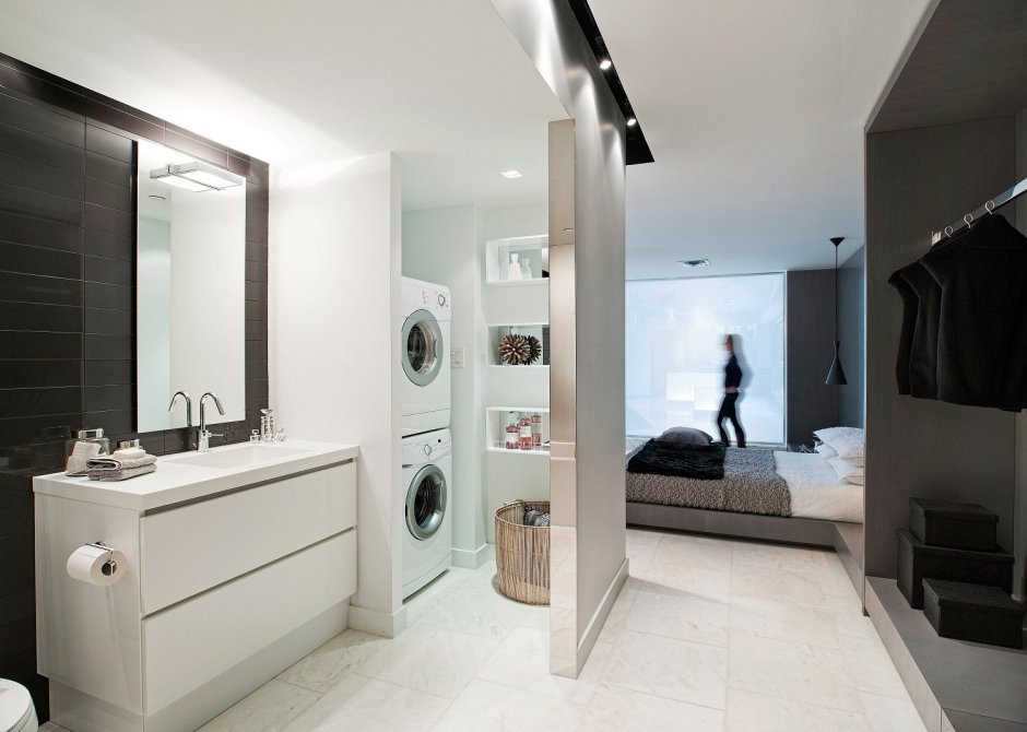 Ванная с белой плиткой и покраской