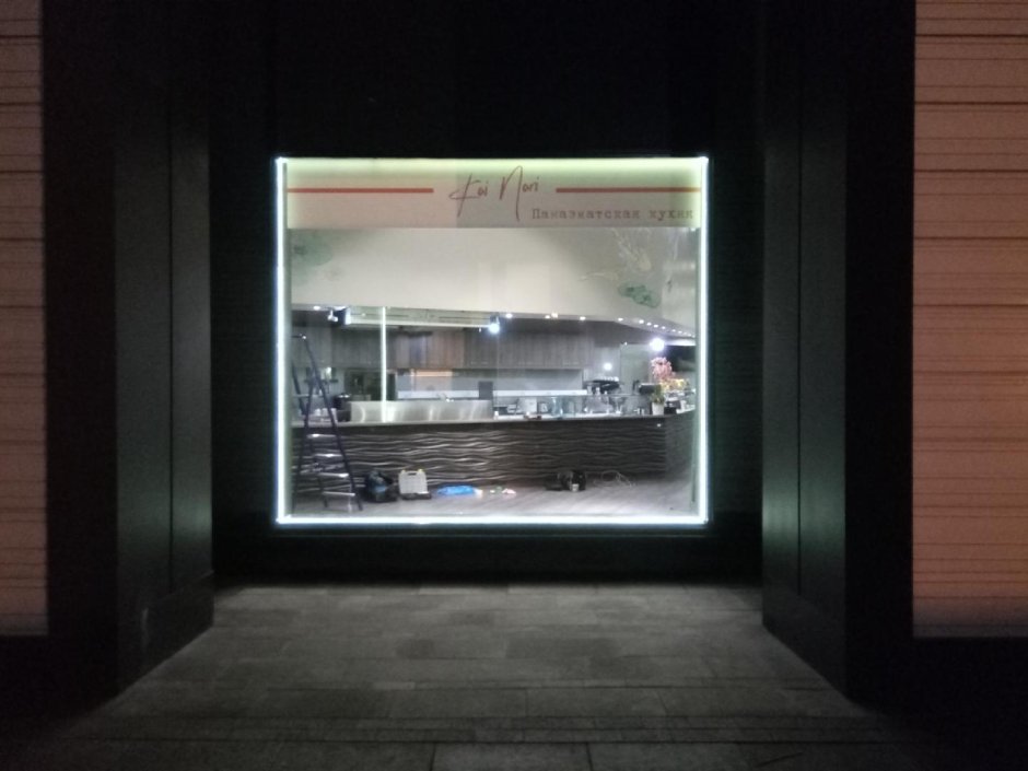 Лампы по периметру окна