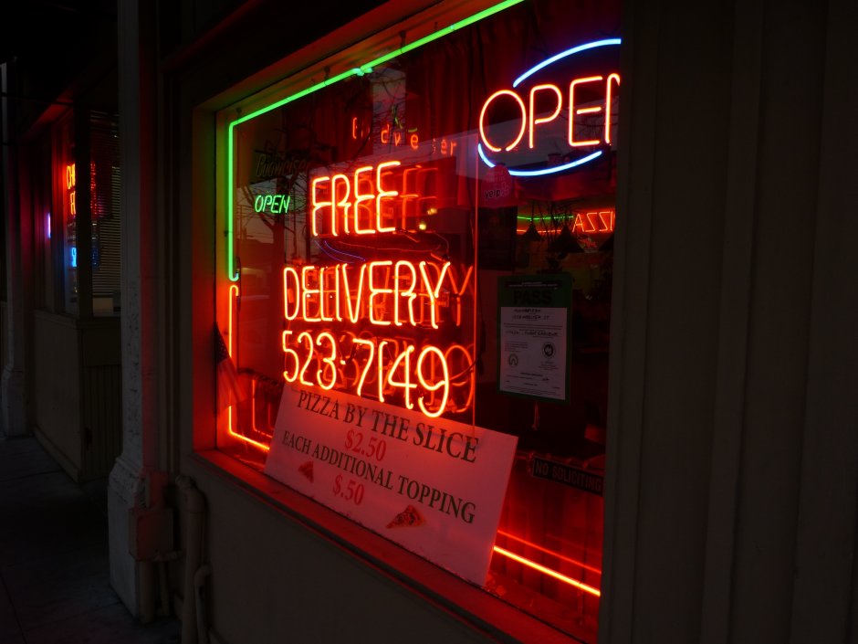 Неоновая вывеска в витрине