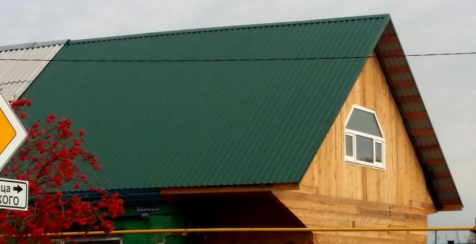 Двухскатная крыша из зеленого профнастил