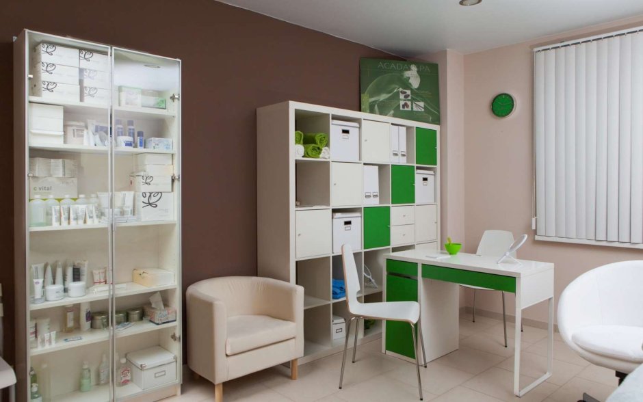 Стеллаж для кабинета маникюра