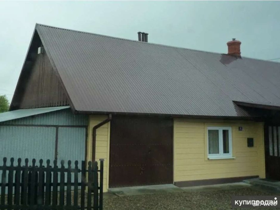 Дом с крышей из оцинкованного профнастила