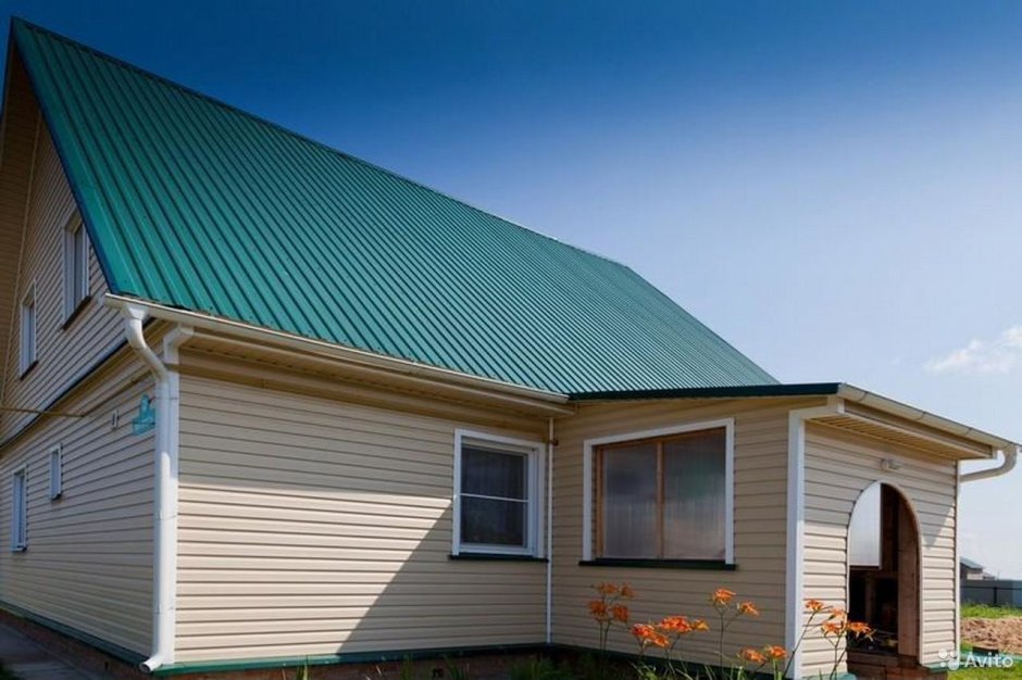 Сайдинг под коричневую крышу