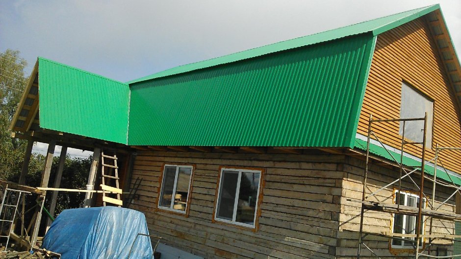 Металлопрофиль зеленый крыша