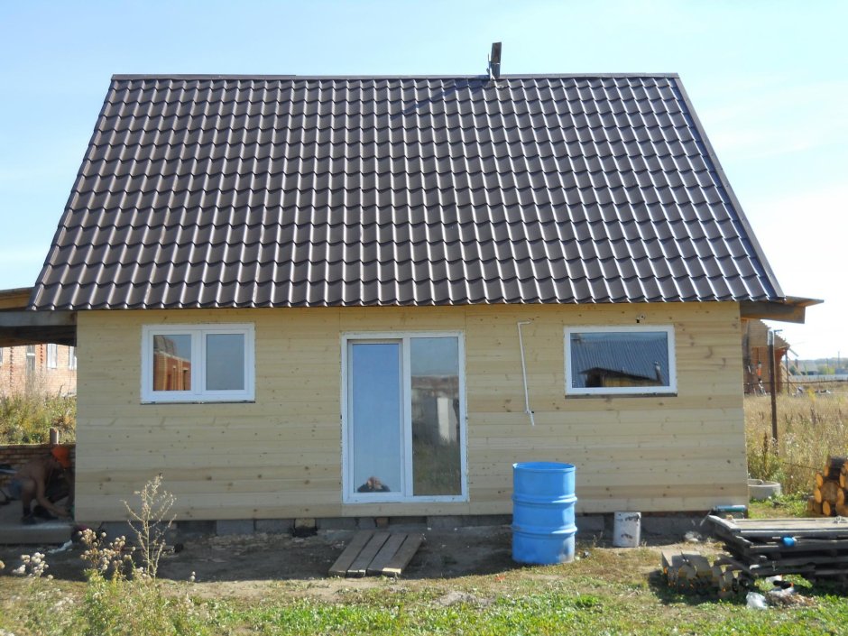 Дом с крышей из металлочерепицы