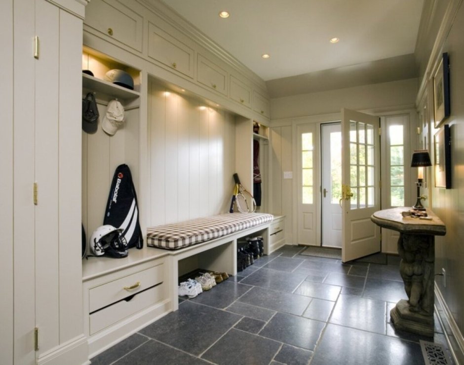 Функциональная прихожая в частном доме