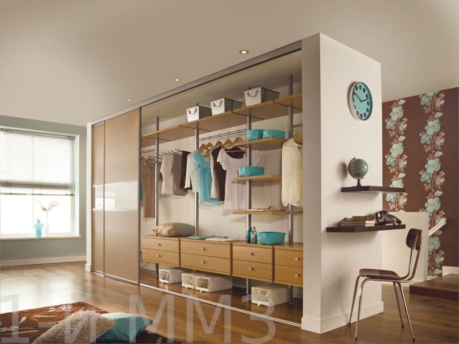 Шкаф в прихожую в американском стиле