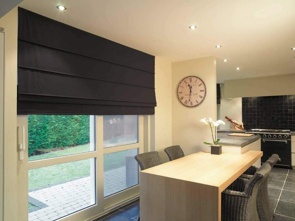 Римские шторы в эркере