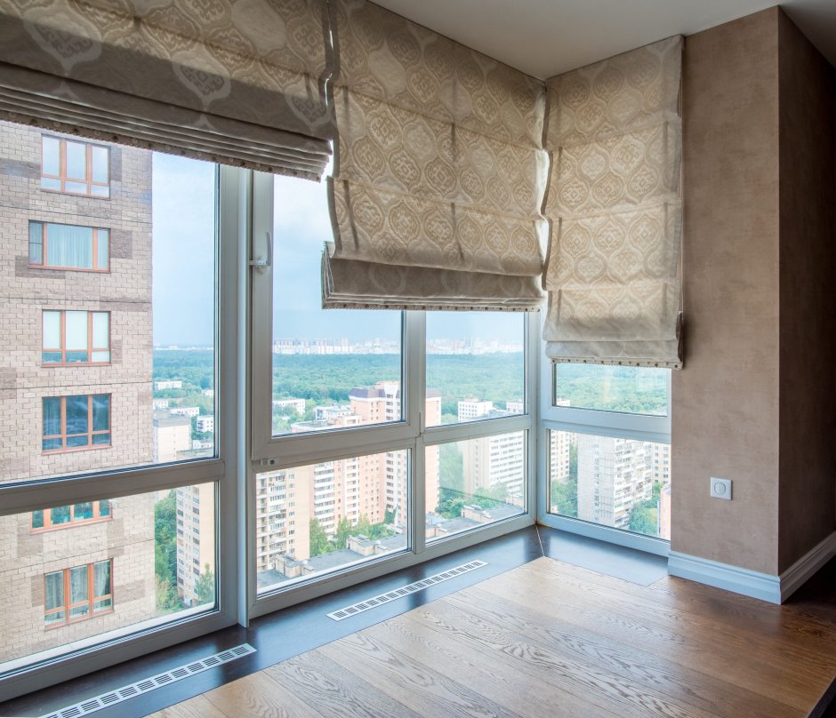 Шторы на эркерное окно в гостиной