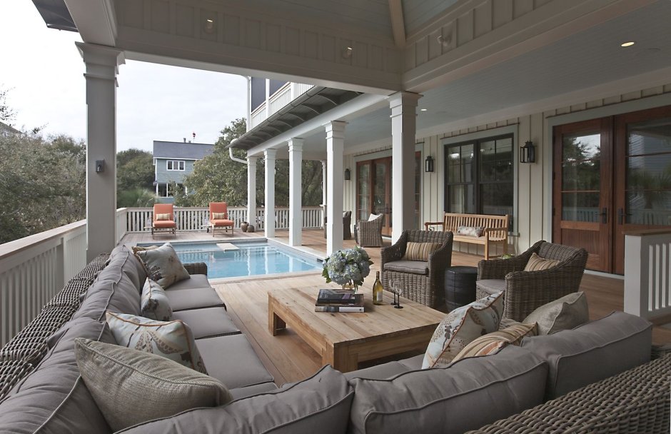 Веранда с большим диваном