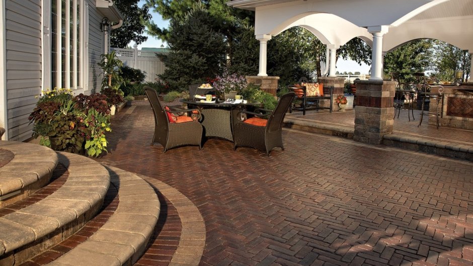 Плитка во дворе частного дома