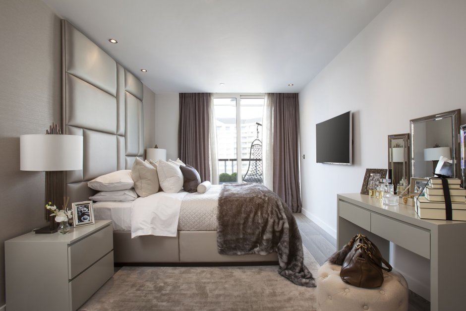 Спальня с торшером у окна