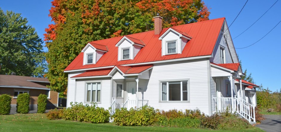 Голубой домик с оранжевой крышей