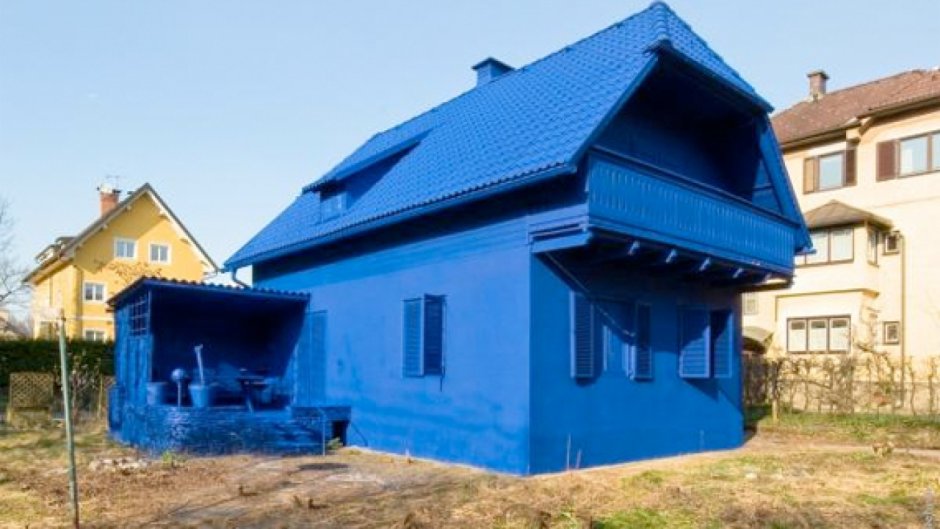 Одноэтажный дом с синей крышей