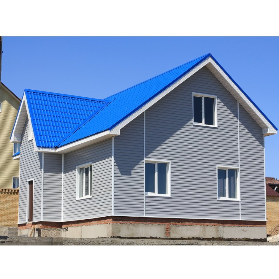 Деревянный дом с синей крышей