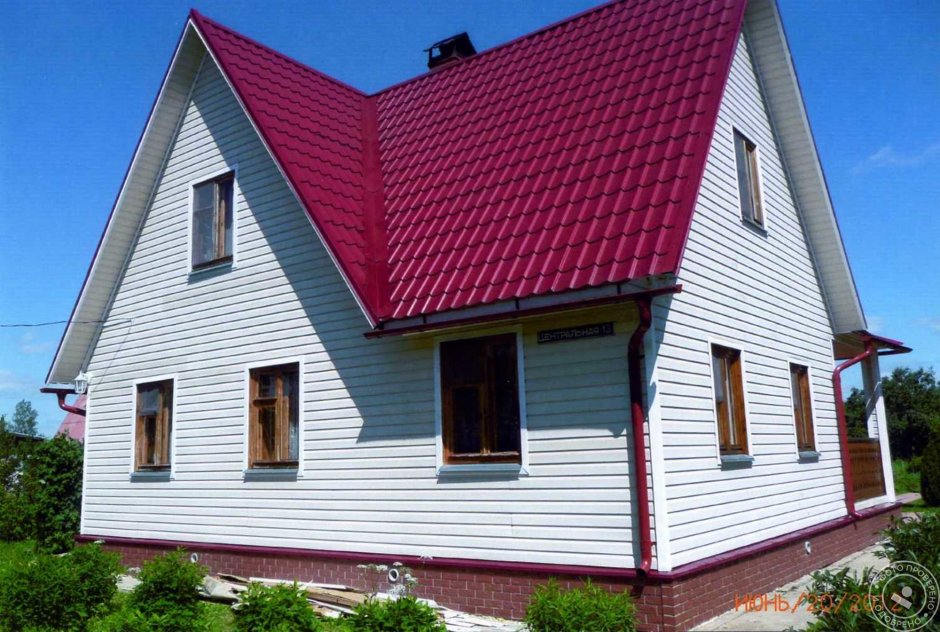 Домик с красной крышей