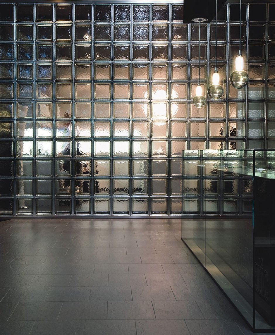 Стена из стеклоблоков