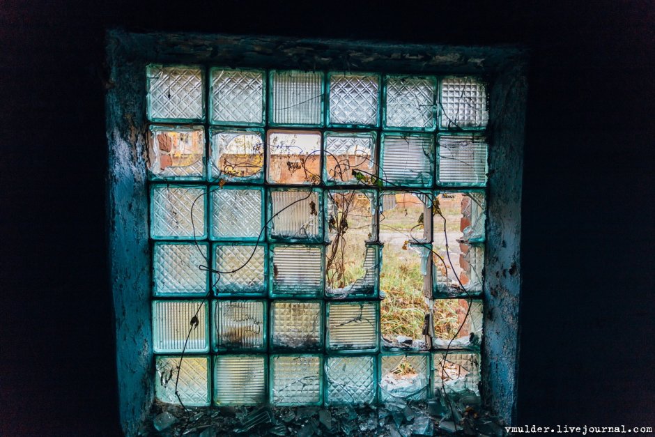 Решетчатое окно из стеклянных блоков