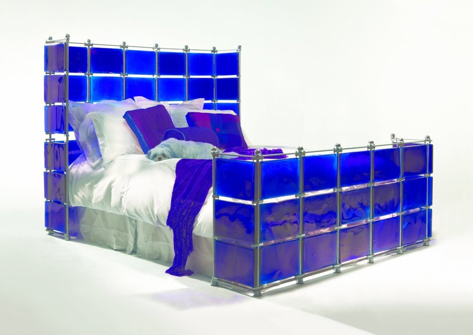 Кровать из стеклоблоков