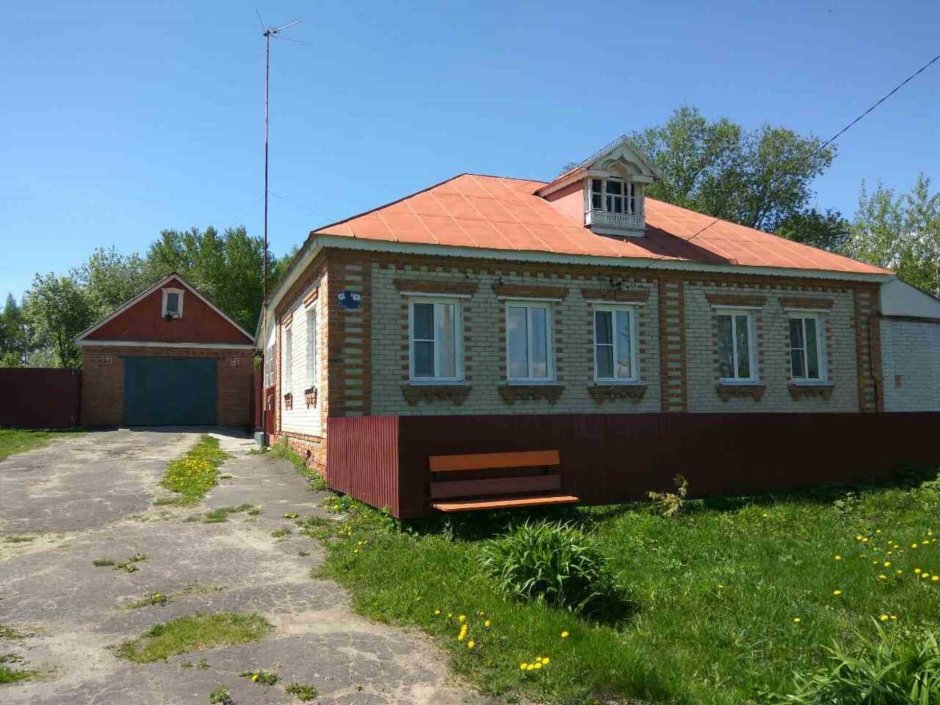 Деревенский кирпичный дом