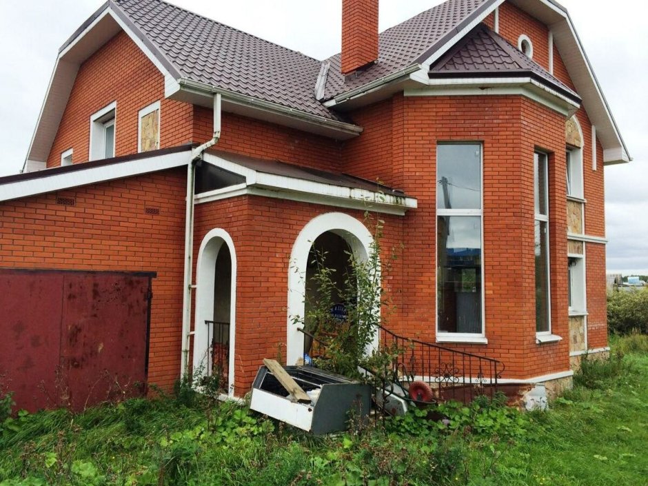 Кирпичный дом с участком