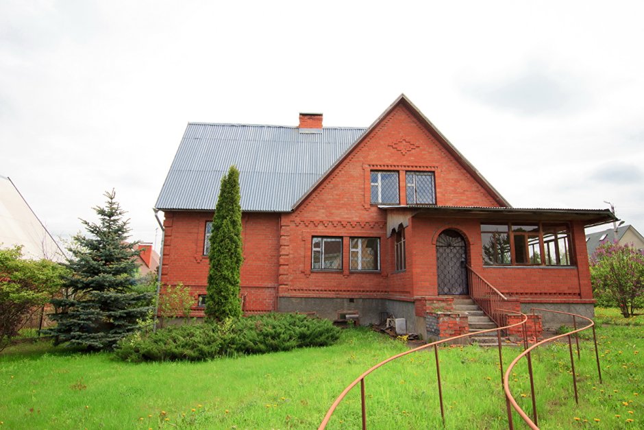 Деревенский кирпичный дом