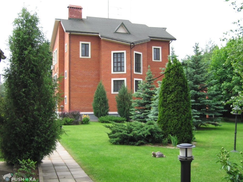 Кирпичный дом с участком