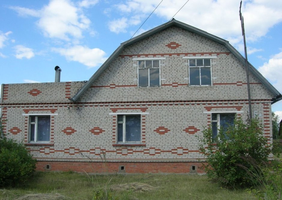Кирпичный дом в деревне