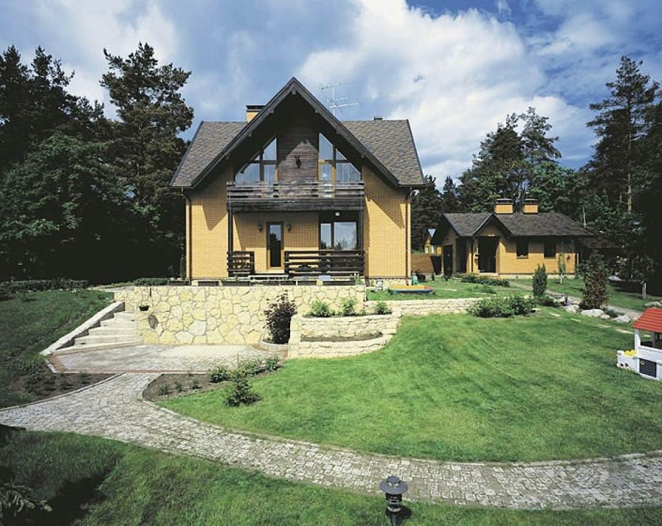 Красивый кирпичный дом с участком