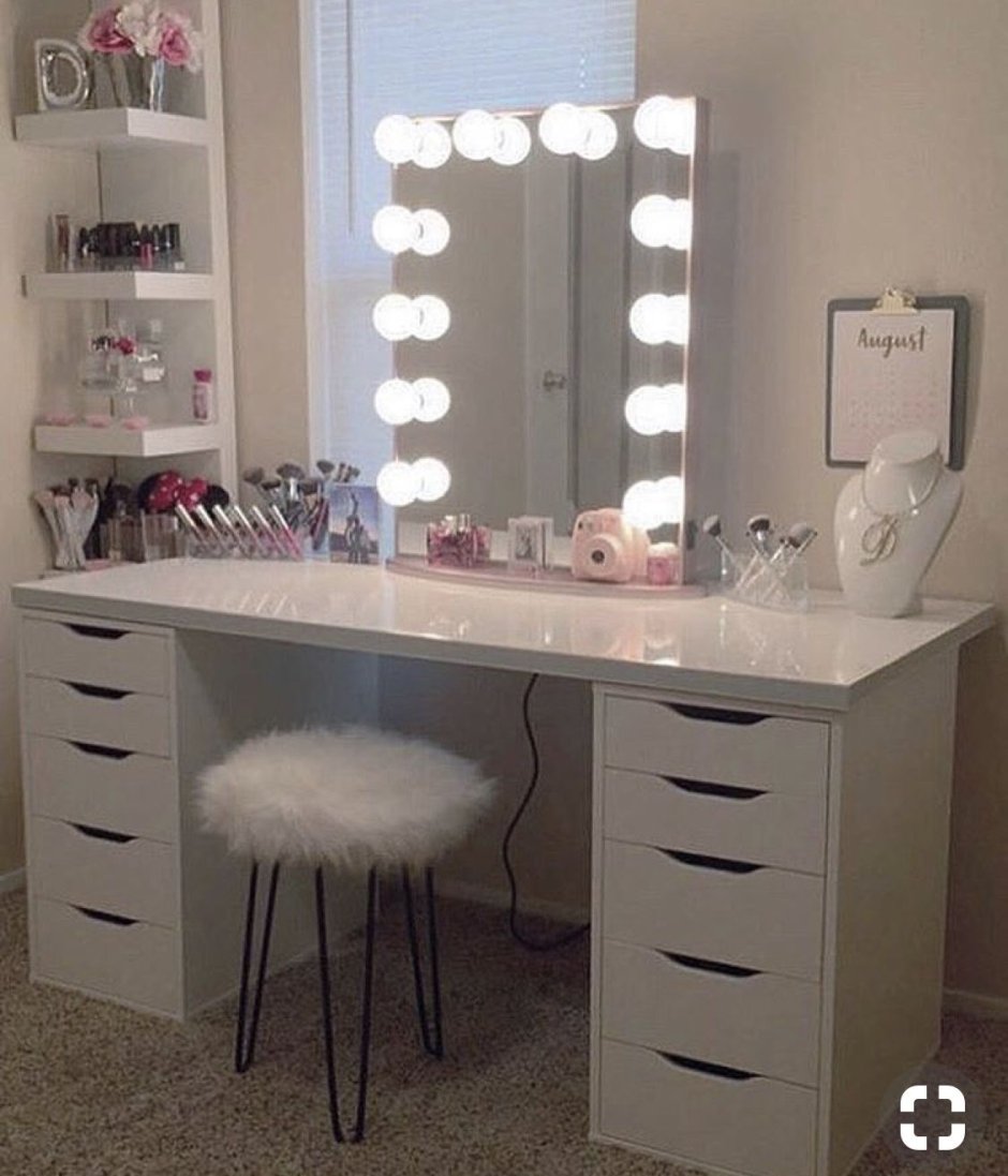 Столик для косметики с зеркалом и лампочками
