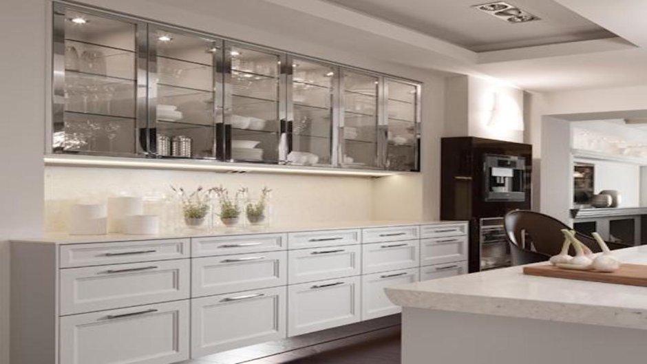 Белая кухня со стеклянными фасадами