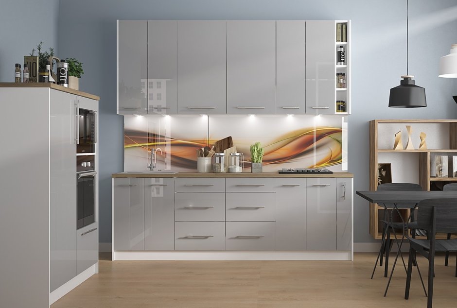 Кухня с высокими шкафами