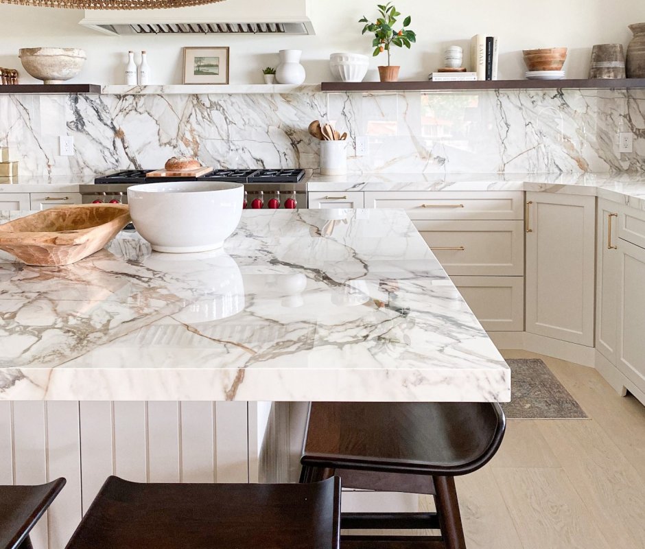 Мрамор в интерьере гостиной