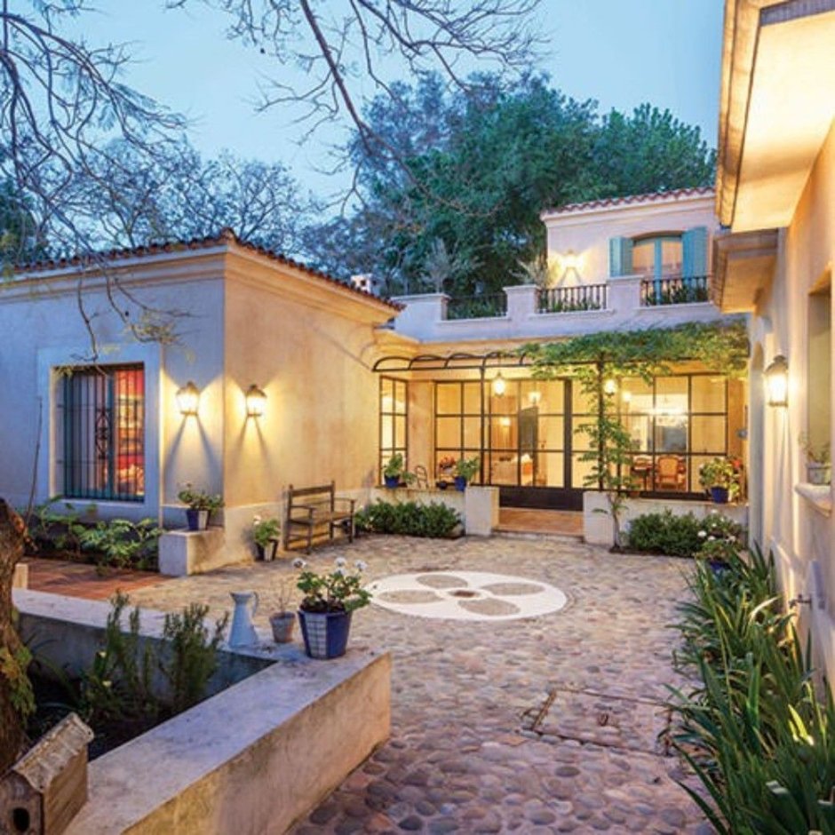 Дом в средиземноморском стиле с патио